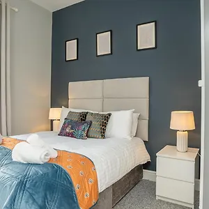 2 Bdr & 1 Bdr At Queens Uni By Breaks Apartment Belfast