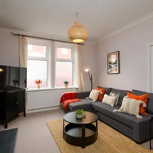 Joseph By Koya Homes - 3-bedroom Home, High Street, Free Parking Holiday home Barry