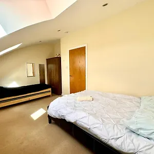 Arthurs Penthouse - Central Leith Walk 2-storey - Free Parking & Fast Wifi Edinburgh