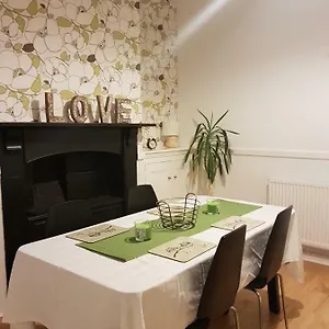 Tynant House- Modern 3 Bed House- Centre And Free Parking Holiday home Cardiff